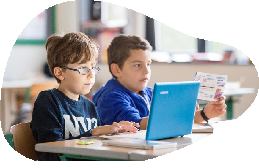 Zwei Jungen lernen mit Laptop – bits4kids Angebot für Schulen & Nachmittagsbetreuung