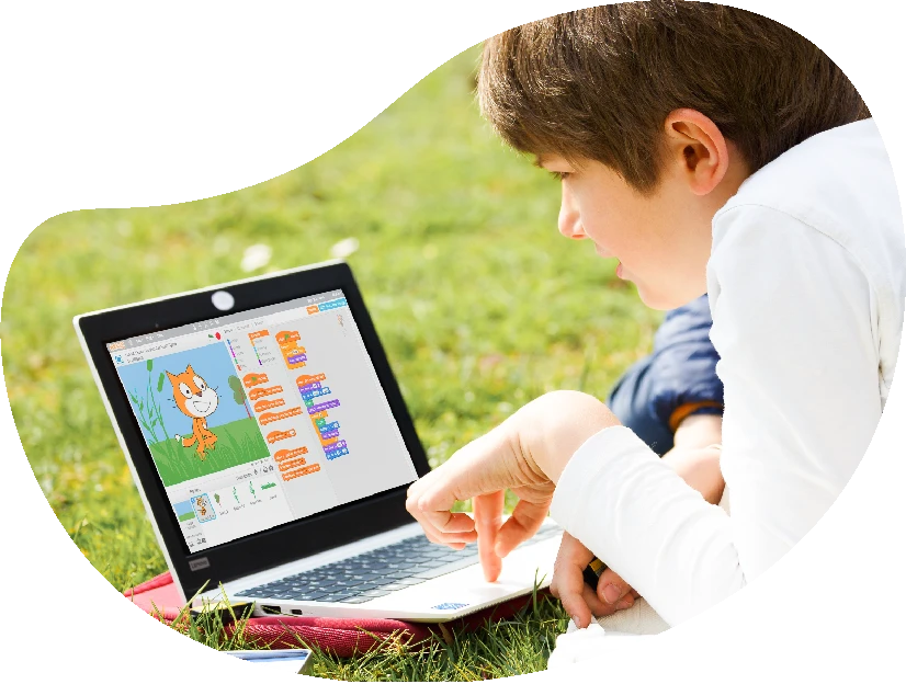 Kind programmiert mit Scratch im Freien – bits4kids Angebot für Eltern & Ferienkurse