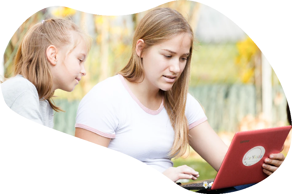 Zwei Mädchen lernen gemeinsam mit Laptop – bits4Kids stellt sich vor