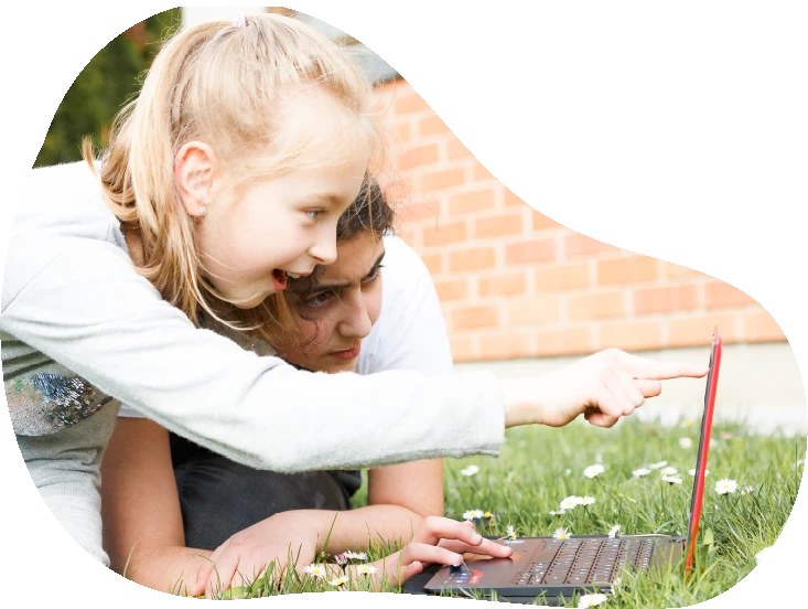 Zwei Kinder lernen gemeinsam mit Laptop - Digitale Grundbildung bei bits4kids