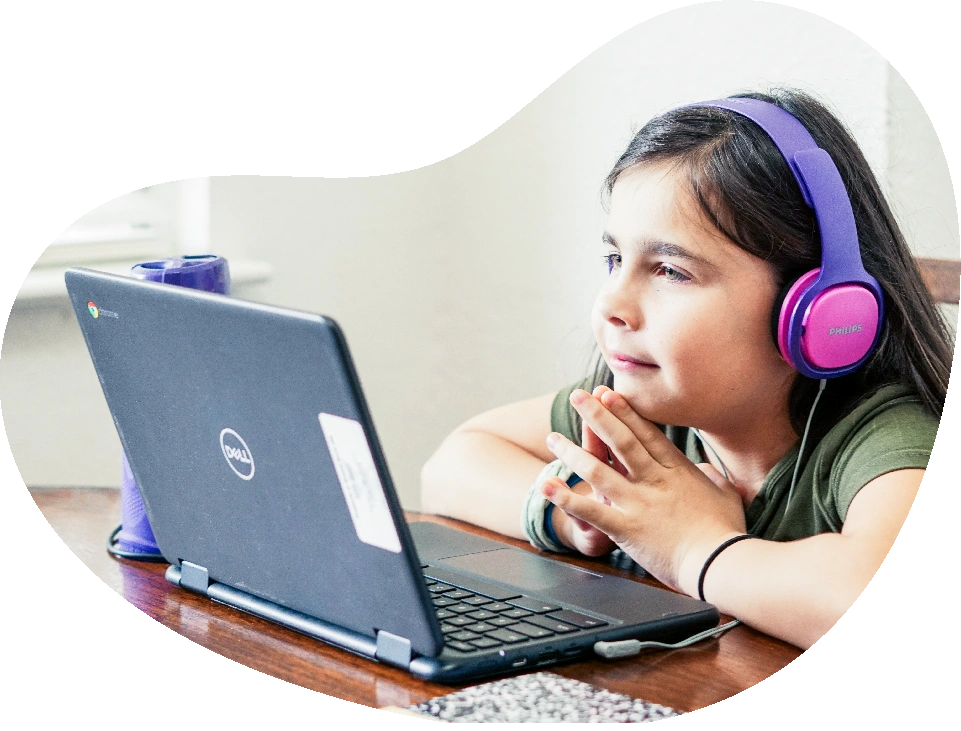 Mädchen mit Kopfhörern lernt online Programmieren an einem Laptop bei Koala Girls - bits4kids