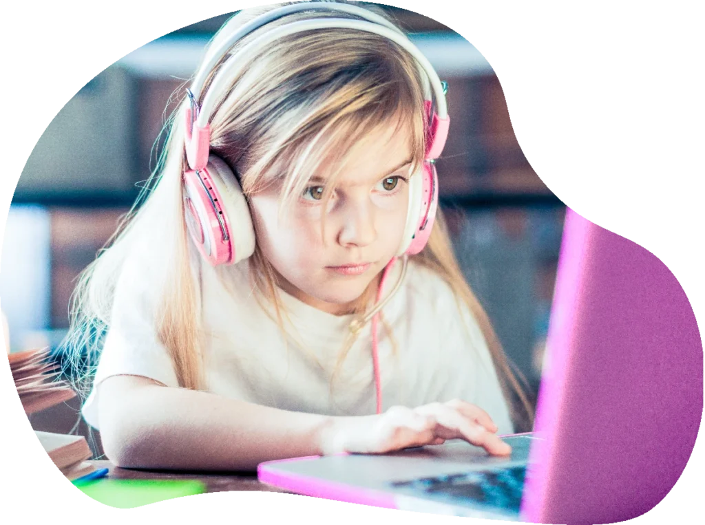 Mädchen mit Kopfhörern lernt Programmieren am Laptop - Online Coden mit bits4kdis