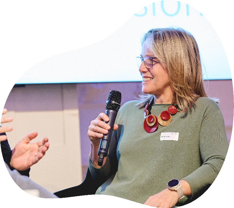 bits4kids Geschäftsführerin Karin Horneck spricht bei einer Veranstaltung – Referenzen von bits4kids